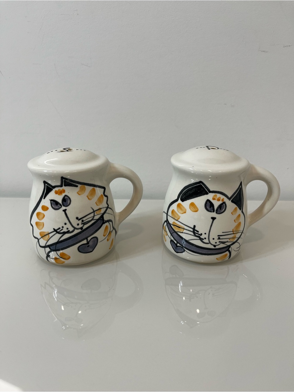 Donna Kulibert Hand-Painted White Ceramic Pottery Cat Salt and Pepper Shakers